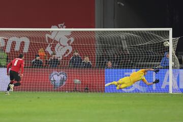 Giorgi Kochorashvili ejecutando el penalti durante la tanda para dar el pase a Georgia a la fase final de la Eurocopa 2024. 