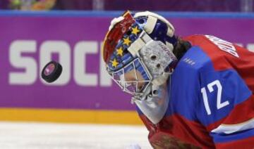 El portero ruso Bobrovski realiza un saque contra Noruega durante el segundo período de calificación partido partido de hockey sobre hielo de los hombres