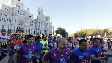 Varios participantes corren durante la Maratón y la Media Maratón de Madrid.
