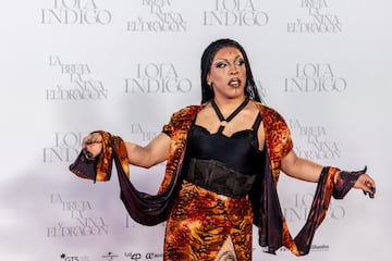 La drag queen Diamante Merybrown posa durante el photocall previo al concierto Lola ?ndigo en el Estadio Riyadh Air Metropolitano.
