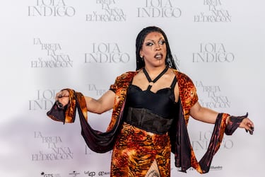 La drag queen Diamante Merybrown posa durante el photocall previo al concierto Lola Índigo en el Estadio Riyadh Air Metropolitano.