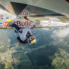 Domen Škofic completa una vía de 8a en las alas de un planeador en pleno vuelo