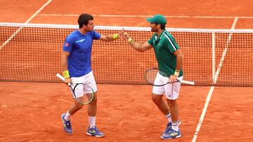 Pedro Martinez y Pablo Andujar celebran un punto en el dobles de Roland Garros.