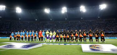 Formación de los equipos del Nápoles y Real Madrid en centro del campo del estadio Diego Armando Maradona.