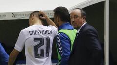 Rafael Benítez y Denis Cheryshev, tras la sustitución del jugador ruso en el partido entre el Cádiz y el Real Madrid del 2 de diciembre del 2015.