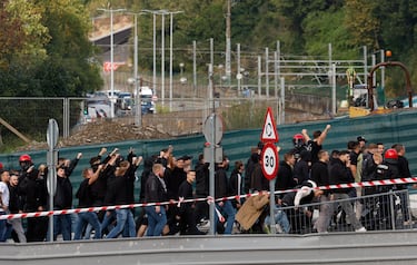 Aficionados del Anderlecht llegan al estadio Reale Arena de San Sebastián, horas antes del partido de la Liga Europa de fútbol entre la Real Sociedad y el equipo belga.
