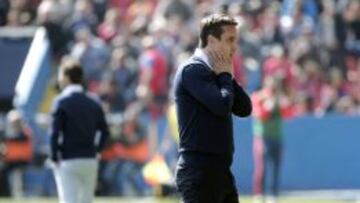 Neville: &quot;No hay defensa para el partido de hoy. Pido perd&oacute;n&quot;