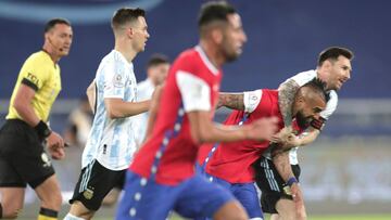 AME5683. RÍO DE JANEIRO (BRASIL), 14/06/2021.- Lionel Messi (d) de Argentina abraza a Arturo Vidal de Chile hoy, en un partido del grupo B de la Copa América entre las selecciones de Argentina y Chile en el estadio Olímpico Nilton San