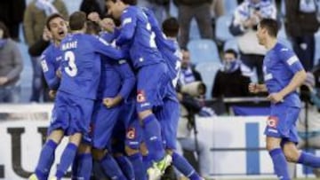 Los jugadores del Getafe celebran el primer gol de su equipo, materializado por el defensa Albert Lopo, frente al M&aacute;laga durante el partido correspondiente a la decimocuarta jornada de la Liga de Primera Divisi&oacute;n disputado en el estadio Coliseum Alfonso P&eacute;rez de Getafe (Madrid). EFE/Paco Campos