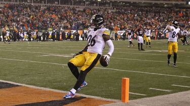 CINCINNATI, OH - DECEMBER 04: Le'Veon Bell #26 of the Pittsburgh Steelers runs into the endzone for a touchdown against the Cincinnati Bengals during the second half at Paul Brown Stadium on December 4, 2017 in Cincinnati, Ohio. John Grieshop/Getty Images/AFP
== FOR NEWSPAPERS, INTERNET, TELCOS & TELEVISION USE ONLY ==