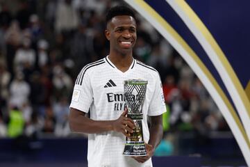 Vinicius recibe el máximo galardón, el Balón de Oro de la Copa Intercontinental, tras su gol y asistencia en esta final. Le siguen Valverde con el Balón de Plata y Bautista de Pachuca con el de bronce.