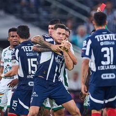 Lucas Ocampos salió con bota ortopédica del estadio