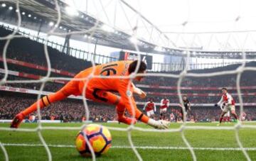 LONDON, ENGLAND - FEBRUARY 11:Alexis Sanchez of Arsenal converts the penalty to score his side's second goal past Eldin Jakupovic of Hull City during the Premier League match between Arsenal and Hull City at Emirates Stadium on February 11, 2017 in London, England. (Photo by Clive Rose/Getty Images)