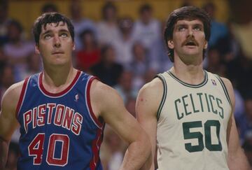 Quizá no sean tan glamurosos como sus duelos con los Lakers, pero los Celtics-Pistons de los 80 también marcaron la liga aquellos años. Los de Detroit sentían que su momento había llegado, pero volvieron a casa tras los dos primeros en cuentros con las manos vacías. Sin embargo, la eliminatoria estaba lejos de terminar. El partido 3 lo cambiaría todo. Se puede argumentar que ese fue el momento en el que ambas franquicias se convirtieron en auténticos rivales. En la segunda parte Bill Laimbeer fue directo a por la cabeza de Larry Bird en un supuesto intento de taponar al alero que se transformó en tangana general y acabó con Bird lanzando el balón a la cara de Laimbeer. Los Bad Boys habían llegado. Bird fue expulsado y los Pistons ganaron el tercer y el cuarto partido por 18 y 26 puntos, respectivamente. Pero en un nuevo giro argumental, quizá uno de los más inesperados de la historia de los playoffs, el propio Bird protagonizó la jugada de la eliminatoria y una de las más inolvidables de siempre. Fue en el quinto, a escasos segundos del final y con los Celtics uno abajo cuando el mítico 33 robó un balón en un saque de banda de Isiah Thomas para asistir inmediatamente a Dennis Johnson. Y aunque el sexto en Detroit sería de nuevo para los Pistons, los Celtics iban a rematar la faena en casa en el séptimo con una increíble secuencia de seis canastas en 1:05 minutos coronada por un triple de Danny Ainge.
