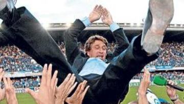 <b>TODO UN HÉROE. </b>Esteban Vigo fue manteado por los jugadores nada más terminar el partido que significó el ascenso a Primera.