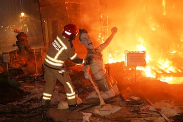 Un grupo de bomberos se lleva un ninot que representa al presidente del Gobierno espa?ol, Pedro Snchez, y que no se quem durante las Fallas en Valencia.