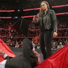 Rousey la lía en su estreno en la WWE: firma su contrato y destroza a su jefe con una mesa
