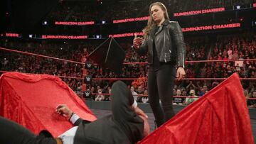 Rousey firma su contrato y lanza a Triple H contra una mesa en Elimination Chamber.