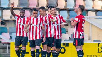 BARAKALDO (BIZKAIA), 03/08/2024.- El delantero del Athletic Club Djalo (i) celebra con sus compañeros tras anotar el primer gol de su equipo ante el Osasuna durante la Euskal Herria Txapela que disputan este sábado en el estadio de Lasesarre, en Barakaldo. EFE/Javier Zorrilla