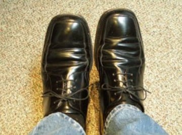 Quien creyera que los zapatos de punta cuadrada eran chic estaba equivocado. Lo fueron durante un tiempo pero no en la actualidad. Son toscos e inadecuados, mejor opta por unos zapatos cl¨¢sicos que no pasan de moda como los oxford con cordones.