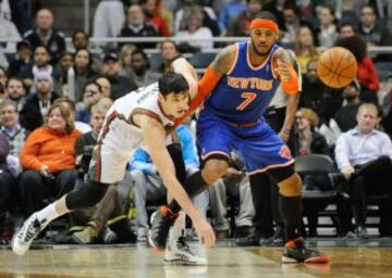 Ersan Ilyasova, de Milwaukee Bucks, y Carmelo Anthony, de New York Knicks, luchas por el balón.