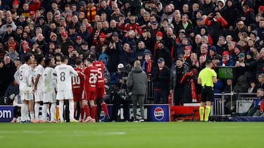 El árbitro el encuentro, Istvan Kovacs, revisa una mano de Aurelien Tchouameni en el VAR. El colegiado anula la acción y no hay penalti.