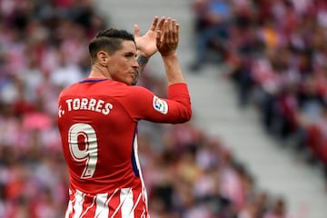 Si alguien dice 9 y Atlético, Fernando Torres es su primera respuesta. Tras hacerse con el mítico dorsal en 2001, con el equipo en Segunda y su primera en el primer equipo desde el inicio de temporada, lo mantuvo hasta su marcha en 2007 al Liverpool. Cuando regresó se puso el 19 a la espalda, el 9 lo llevaba Mandzukic y tras la marcha del croata recuperó su mítico dorsal que lo llevó hasta su último partido, frente al Eibar, donde anotó dos goles.