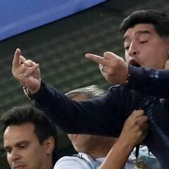 Maradona hace seña obscena tras el gol de Marcos Rojo