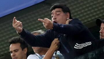 Maradona hace seña obscena tras el gol de Marcos Rojo