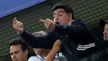 Maradona hace se&ntilde;a obscena tras el gol de Marcos Rojo