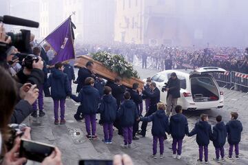 Miles de personas, seguidores y representantes pol赤ticos y del mundo del f迆tbol dieron hoy su 迆ltimo adi車s a Astori.