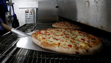 Un hombre muerde un trozo de pizza y se horroriza al ver lo que hay dentro: “Supongo que se cayó en la masa”