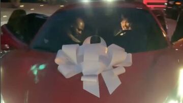 Kylie Jenner sorprende a su madre regal&aacute;ndole el Ferrari 488.