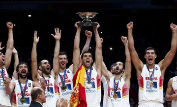 Su último oro como jugador de al selección española de baloncesto. En la final de este torneo se enfrentó a la selección de Lituania venciéndola por 80-63. 