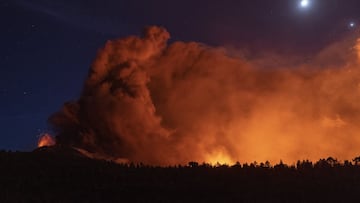 LA PALMA, SPAIN - NOVEMBER 08: The Cumbre Vieja volcano continues to erupt on November 08, 2021 in La Palma, Spain. The volcano has been erupting since September 19, 2021 after weeks of seismic activity, resulting in millions of Euros worth of damage to p