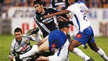 <B>MOMENTO CLAVE</B>. Raúl hizo lo que hace nueve años: fallar un mano a mano con el portero.