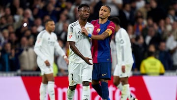 Vinicius y Raphinha, en el Clásico de Liga que Real Madrid y Barcelona disputaron el 26 de octubre de 2024 en el Bernabéu.