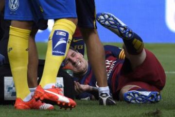 Messi cayó al suelo tras un bloqueo del defensa de Las Palmas Bigas que interceptó un disparo del argentino en boca de gol y Leo salió mal parado al chocar ambas piernas con el balón entre ellas a su disparo, tuvo que ser atendido por los médicos del Barcelona en el minuto 5.
