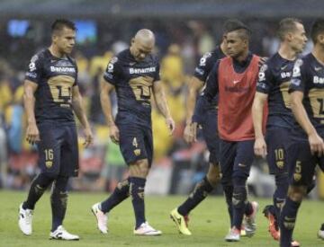 Así se vivió tanto en la cancha como en la cancha la rivalidad entre Águilas y Pumas la noche del sábado en el Azteca.