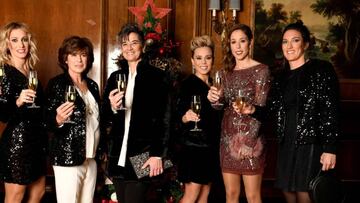 Ángela Sosa (jugadora), María Vargas (directora deportiva), Lola Romero (directora general), y Amanda, Lola Gallardo y Silvia Meseguer (capitanas) brindan por el 2019 durante la Gala de As.