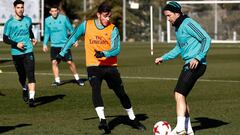Ramos y Theo disputan un bal&oacute;n durante el entrenamiento. 
