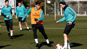 Ramos y Theo disputan un balón durante el entrenamiento.