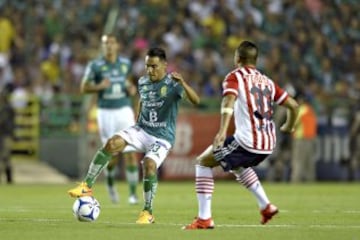 El Gallo Vázquez encara a Marco Fabián.
