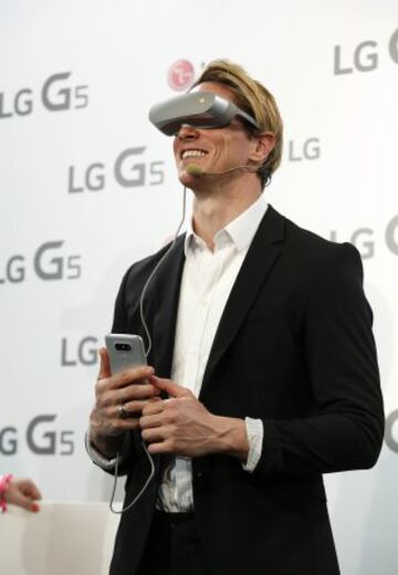 Fernando Torres probando la realidad virtual del nuevo LG.