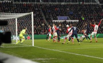 Secuencia del gol anulado a Godín