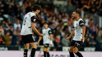 Javi Guerra y Luis Rioja celebran el gol del Valencia contra el RCD Espanyol.