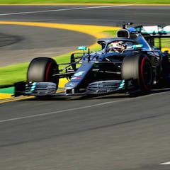 Ferrari llega tarde, Hamilton se escapa y Sainz saca una décima