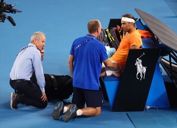 Rafa Nadal ha perdido en el Abierto de Australia contra el estadounidense McDonald tras sentir dolores en su cadera que no le han dejado continuar con normalidad.