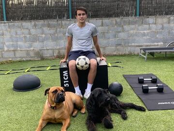 En la foto se puede apreciar como el defensor del Barcelona Eric García disfruta de su tiempo libre junto a sus mascotas.