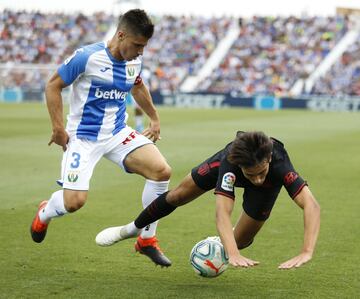 El jugador del Leganés, Bustinza, con el jugador del Atlético de Madrid, João Félix. 
 